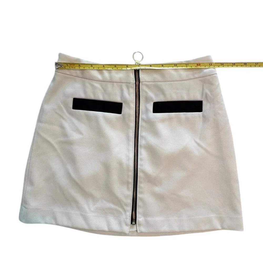 Express White A-Line Mini Skirt with Front Gold‎ Ring Zipper Black Trim Size 4